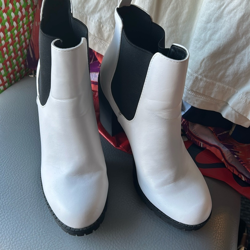 Very gently loved - hardly used - size 8 -Soda ankle boots
